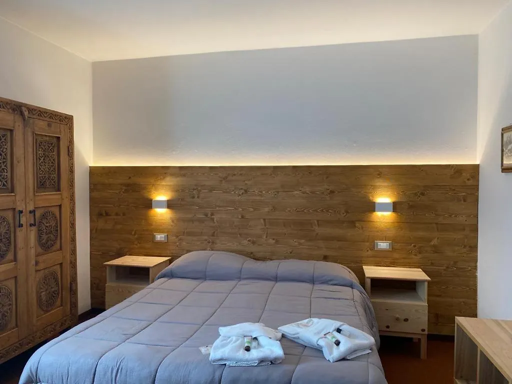 Albergo Quai Monno 2*,  Italy
