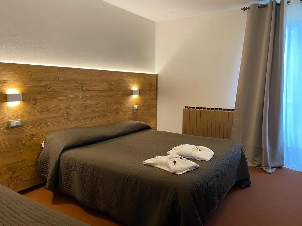 Albergo Quai Monno 2*,  Italy